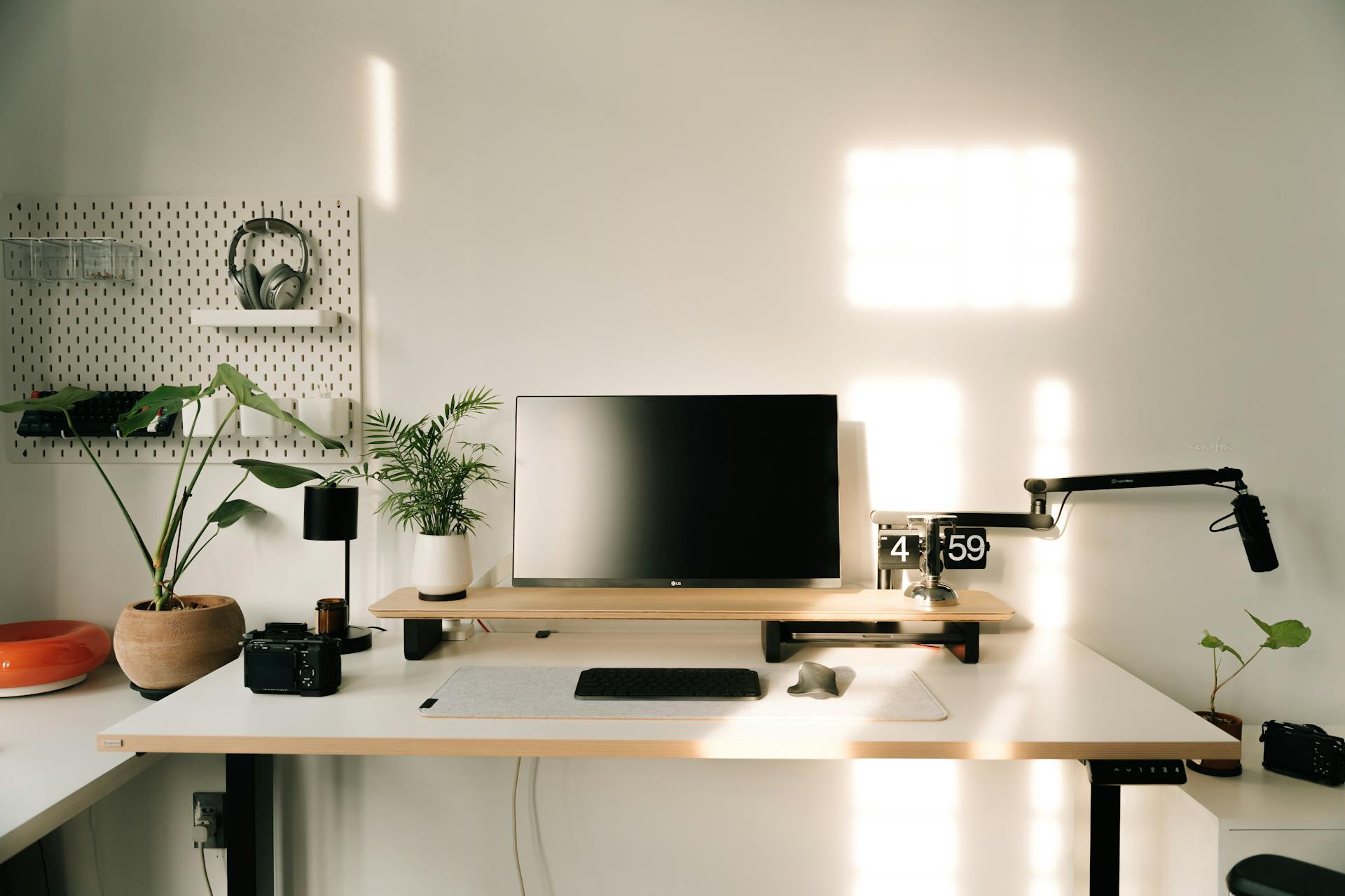 The Focused Desk